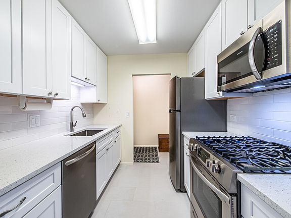 5th image of 720 Wellington Ave Unit 401
