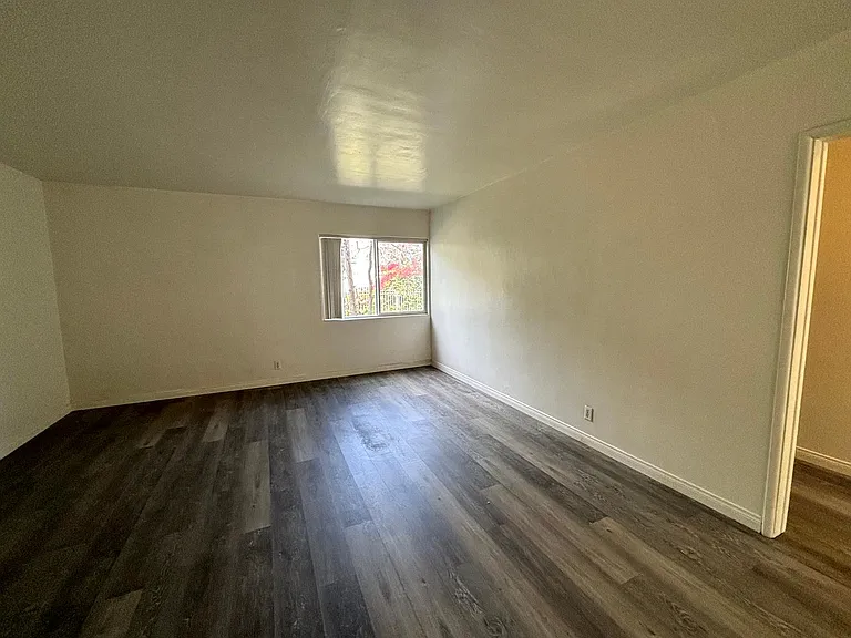 1935 Cloverfield Blvd — Photo 38