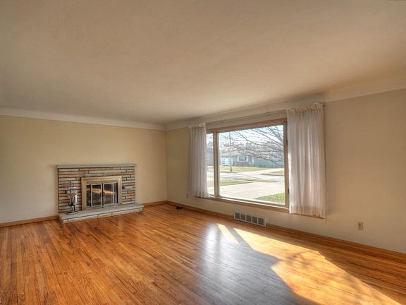 4th image of 7830 Selwick Dr