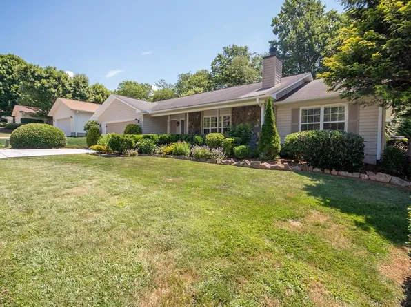 105 Cove Xing, Franklin, NC 28734