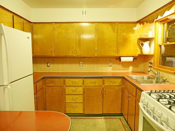 4th image of 1040 Glenmore Ave