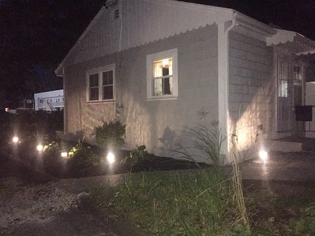 2 bed, 1.0 bath, 900 sqft, $2,000 — Photo 3