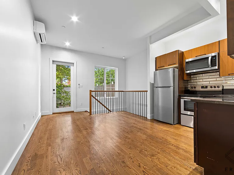 230 20th St #1B — Photo 7