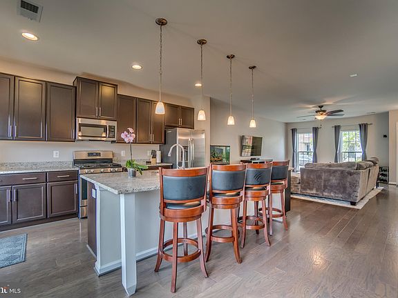 5th image of 817 Basswood Dr
