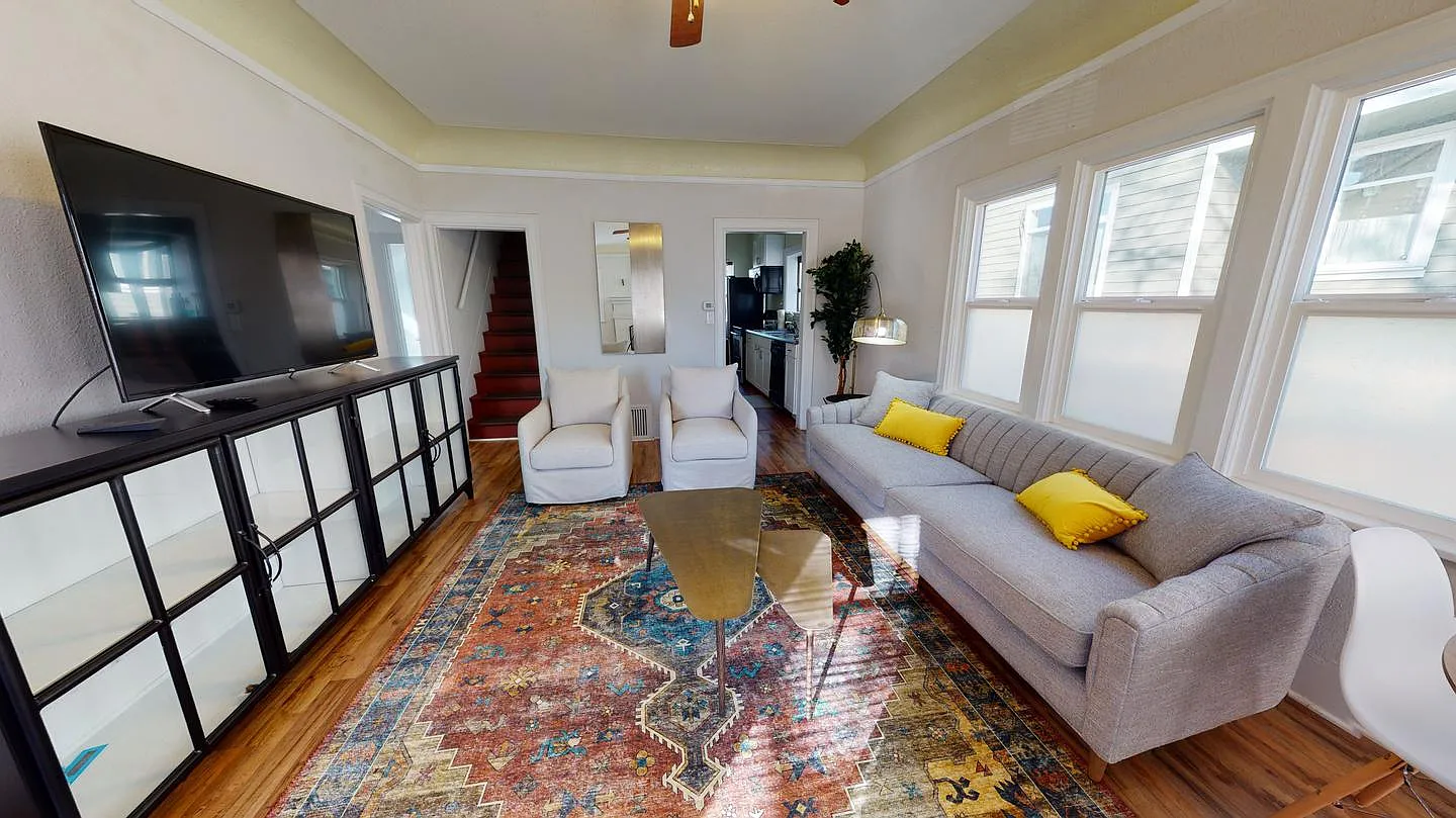 Private Bedroom in Delightful Madrona Home With Charming Backyard — Photo 3