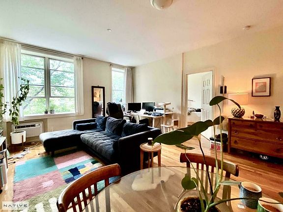 2nd image of 940 Lorimer St APT 3C