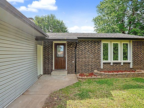 2nd image of 440 N Linden Ln