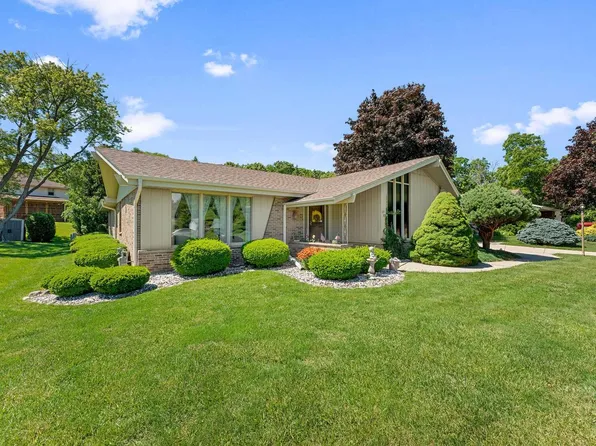 4821 W Clayton AVENUE, Greenfield, WI 53220