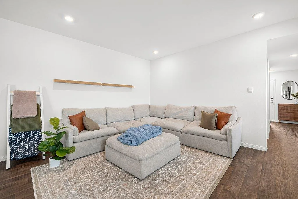 3 bed, 2.0 bath, 1555 sqft, $1,975 — Photo 3