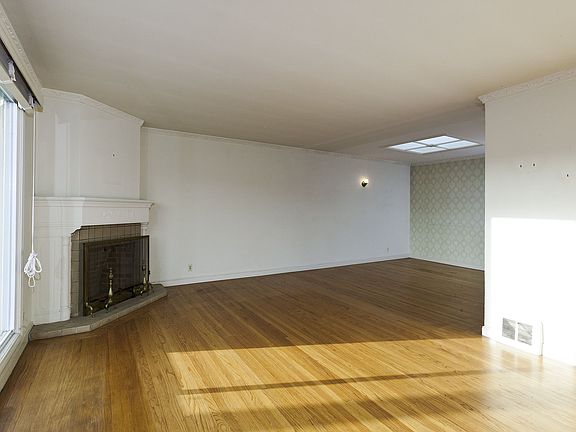 3rd image of 2467 46th Ave