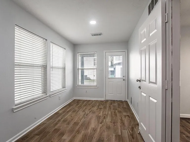 1422 Ruthven St — Photo 12