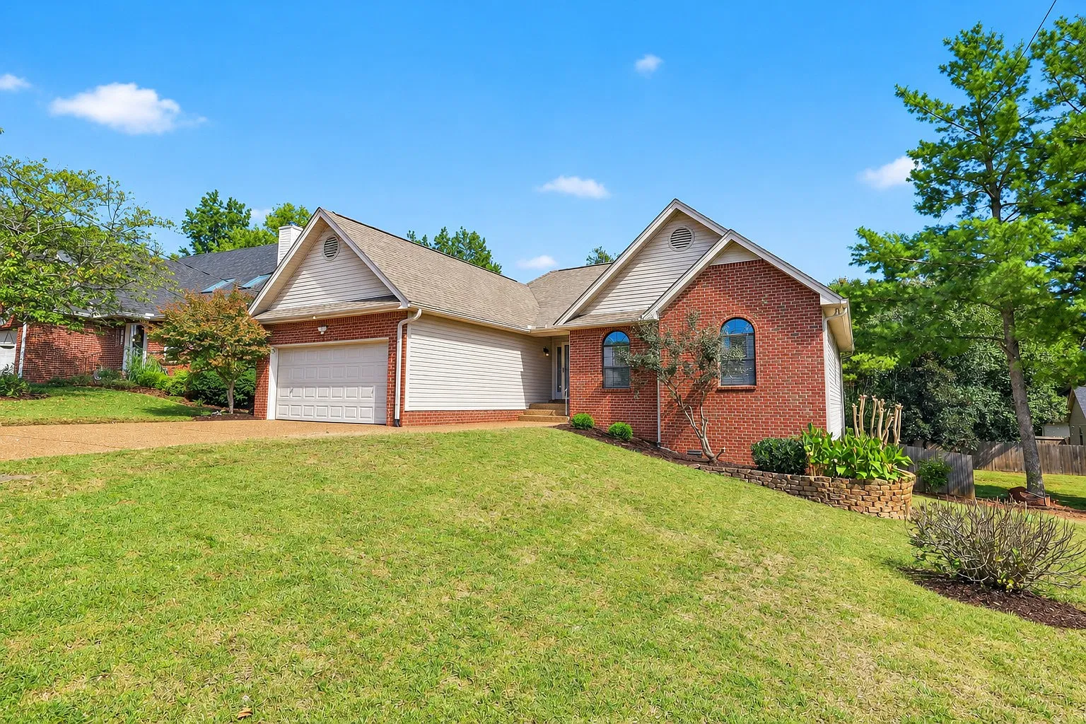 3 bed, 2.0 bath, 1574 sqft, $2,600 — Photo 2