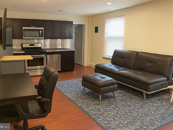 2nd image of 2034 Chestnut St APT 3R