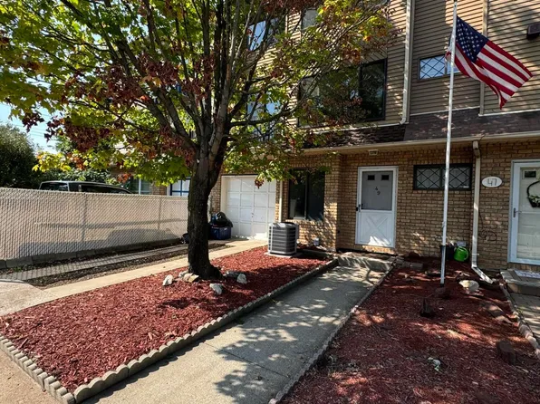 49 Drumgoole Rd E, Staten Island, NY 10312