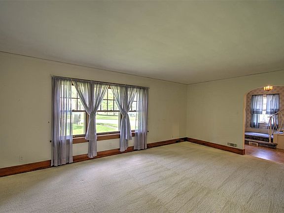 4th image of 1811 W Main St