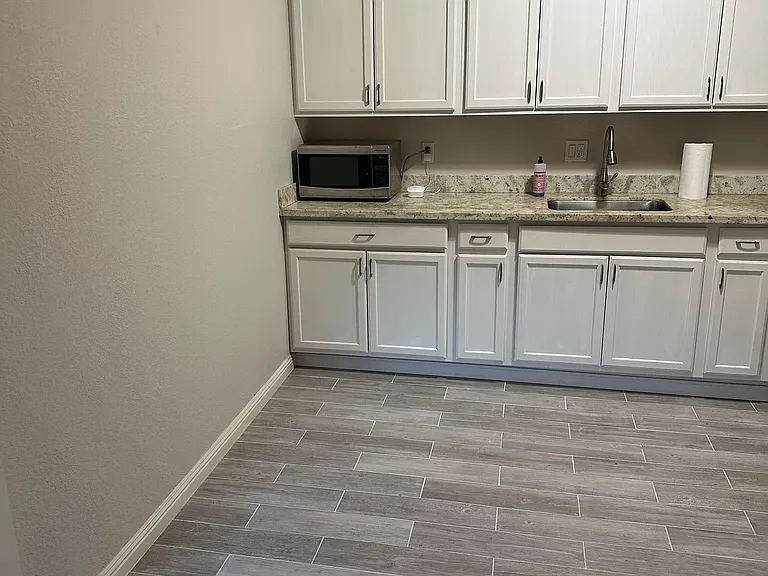 980 W Washington Ave — Photo 6