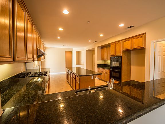 4th image of 610 Creekside Dr