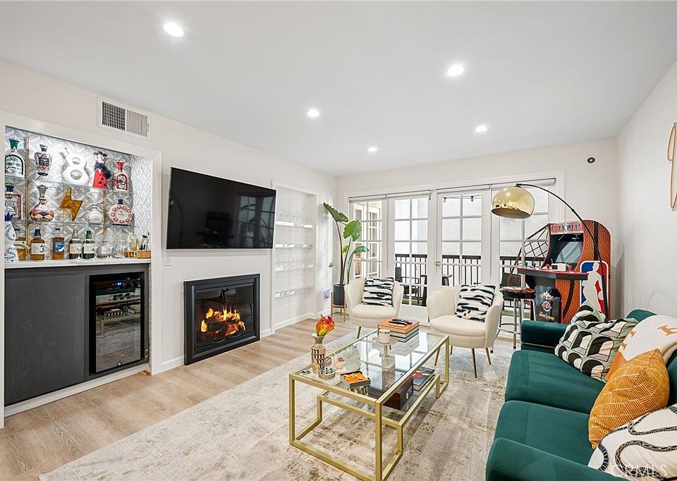 1st image of 906 N Doheny Dr APT 318