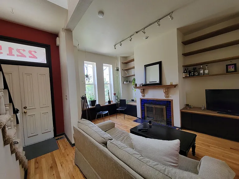 2215 Glenarm Pl — Photo 9