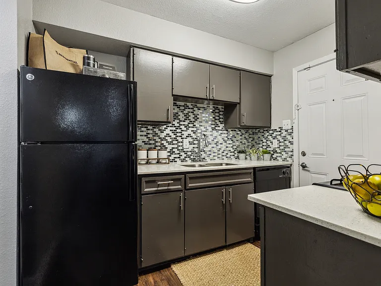 Zeke Apartments — Photo 3
