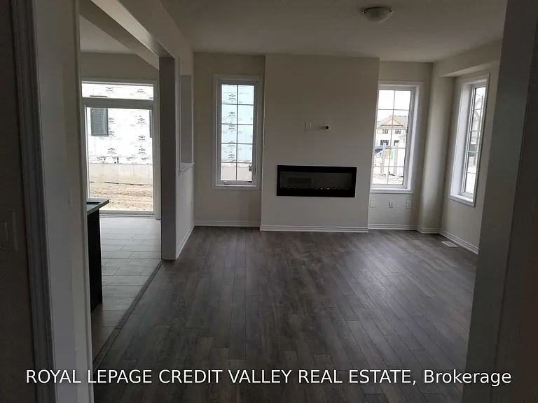 76 Fleming Cres — Photo 2