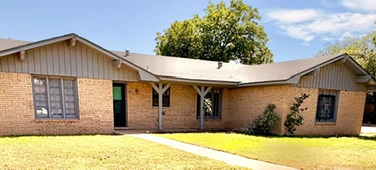 Well maintained house in great neighborhood!! Available Now! — Photo 1