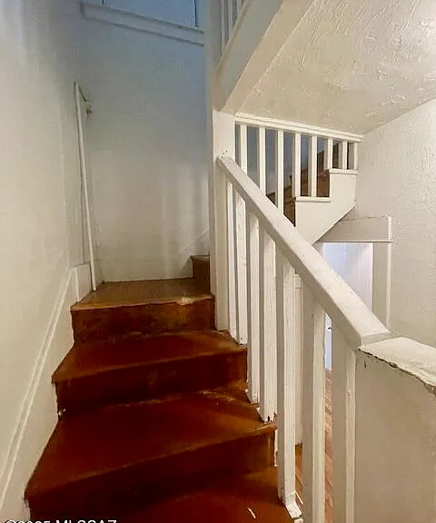 914 E 6th St — Photo 33