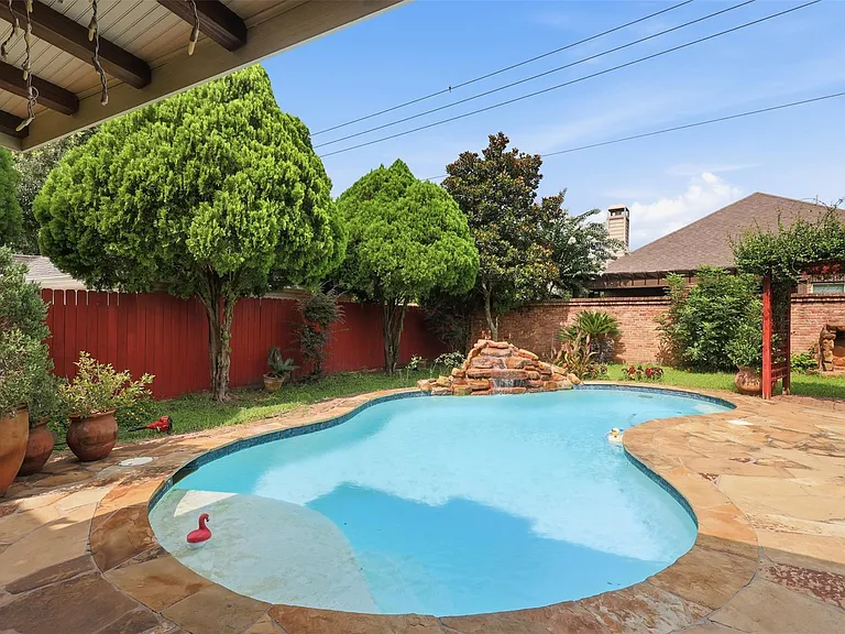 2114 Gentryside Dr — Photo 32