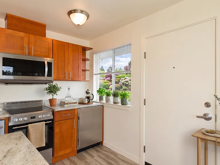 Back Nine Apartments - Located on the west slope of Queen Anne — Photo 3