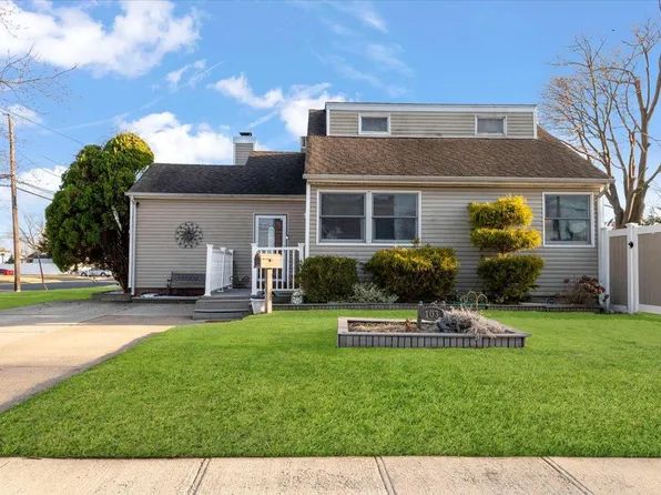 103 E Granada Avenue, Lindenhurst, NY 11757