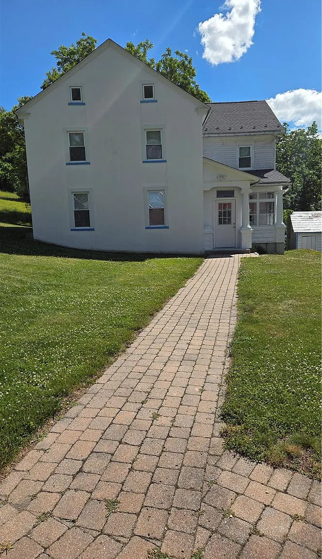 3 bed, 1.5 bath, 1900 sqft, $1,800 — Photo 1