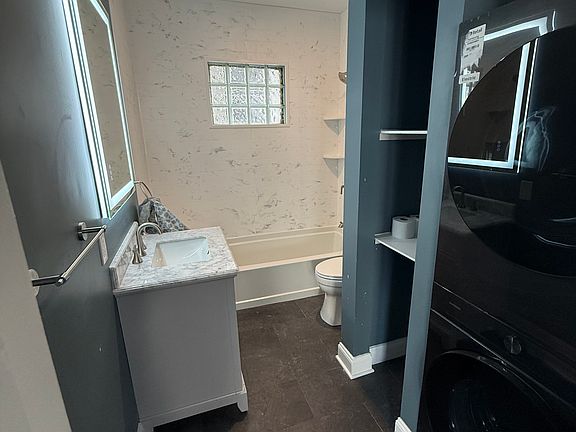 Bathroom w/ washer/dryer