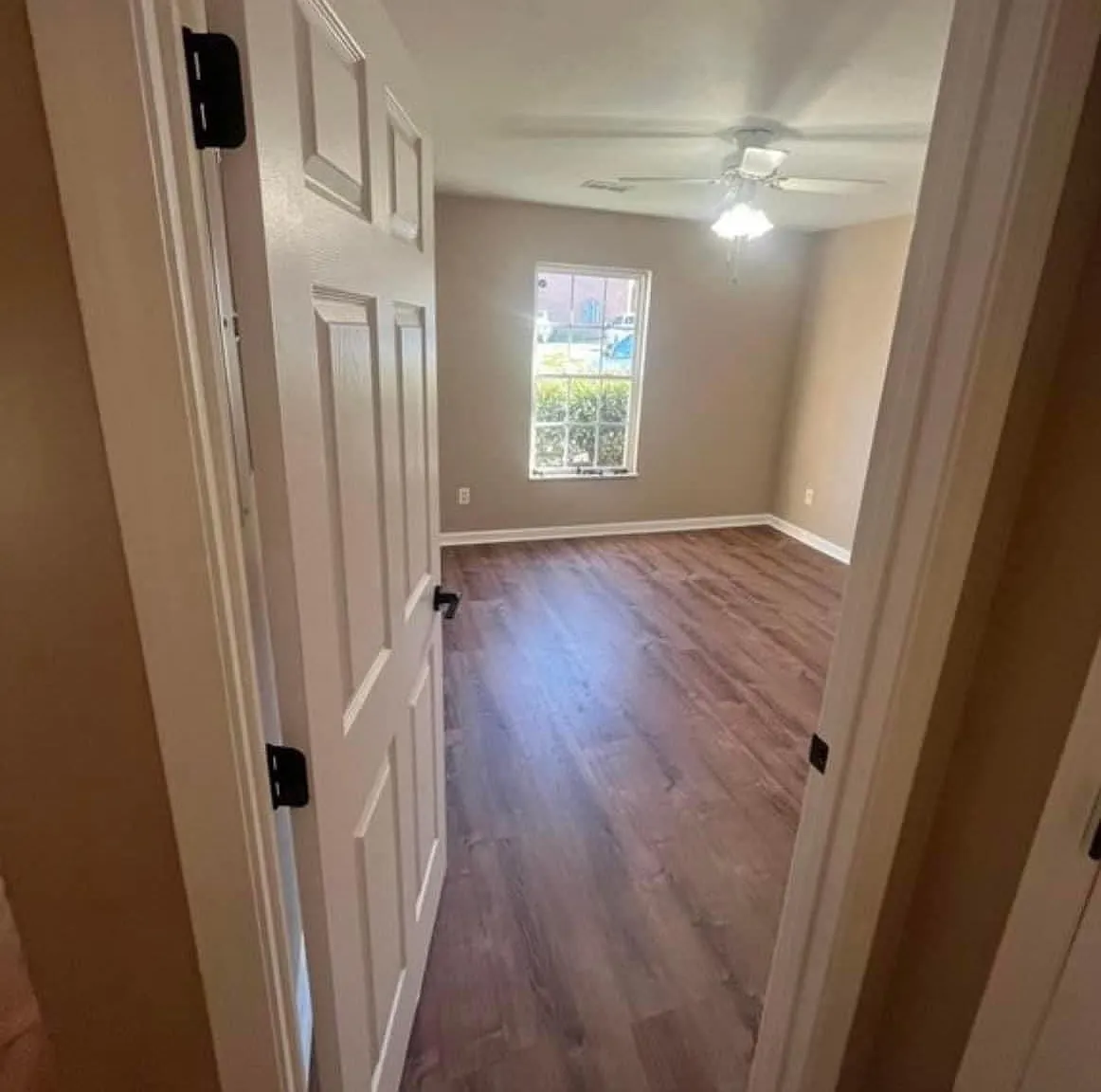 1 bed, 1.5 bath, 784 sqft, $1,200 — Photo 2
