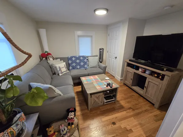 5 Spring St APT E, Newmarket, NH 03857