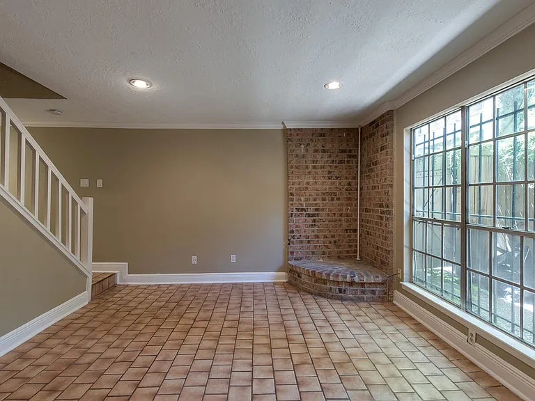 12 Hyde Park Blvd #6 — Photo 4