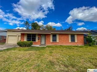 2702 E Poplar Ave, Victoria, TX 77901
