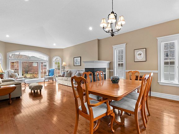 5th image of 364 Southgate Dr