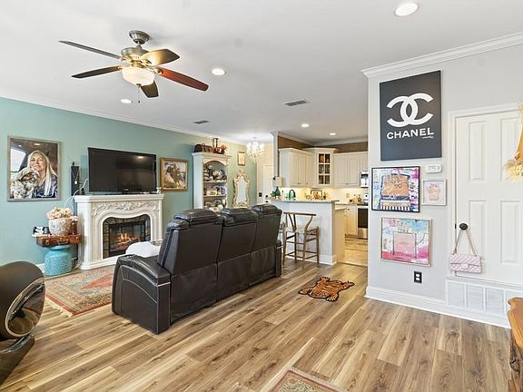 3rd image of 603 W 6th Ave Unit 103