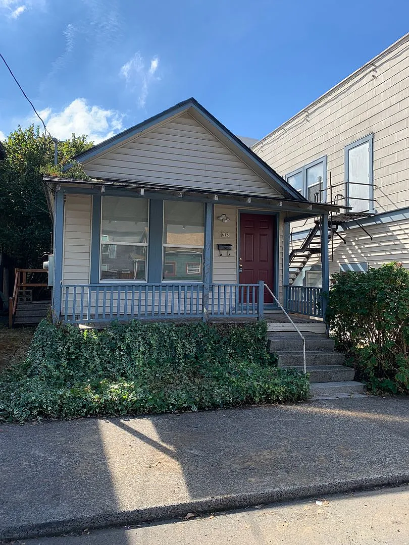 Sellwood — Photo 2