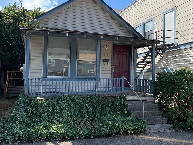 608 SE Tacoma St — Photo 2