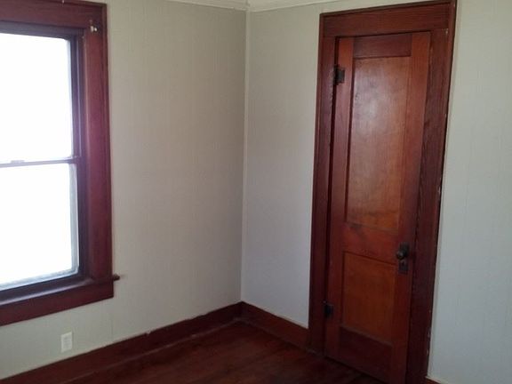 3rd image of 1324 N Summit St