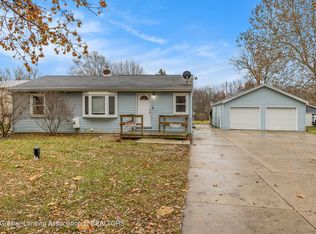 9486 Round Lake Rd, Laingsburg, MI 48848