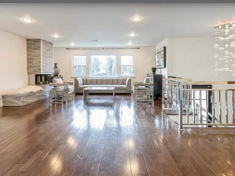 44 Roberts Ct — Photo 2