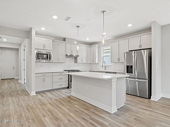5th image of 297 WOODGATE Drive