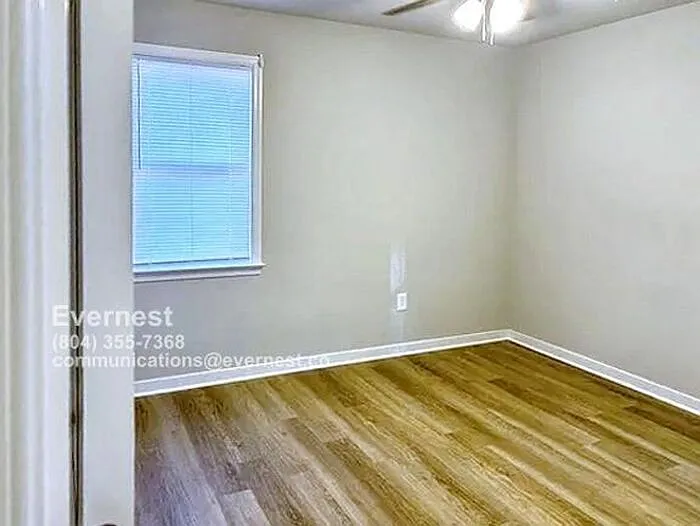 15815 Meridian Ave — Photo 3