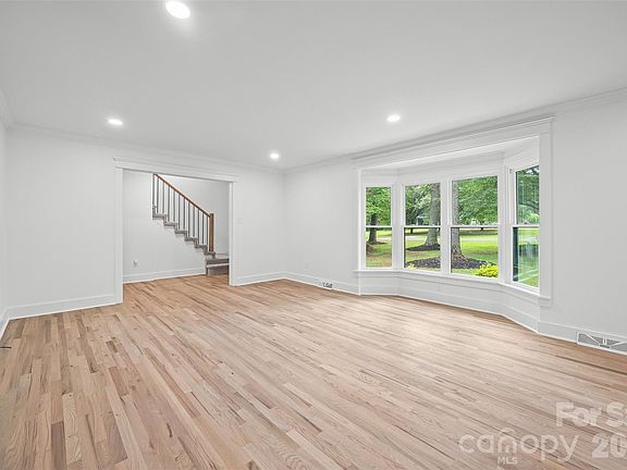 5th image of 1263 Wendy Rd