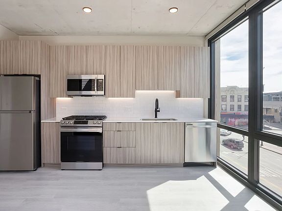 3rd image of 4621 N Broadway St #701