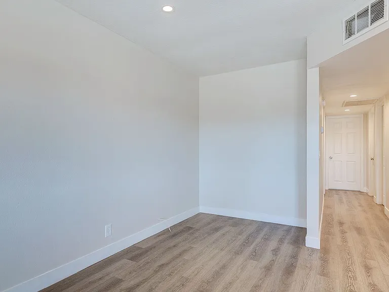 471 Jefferson Blvd — Photo 13