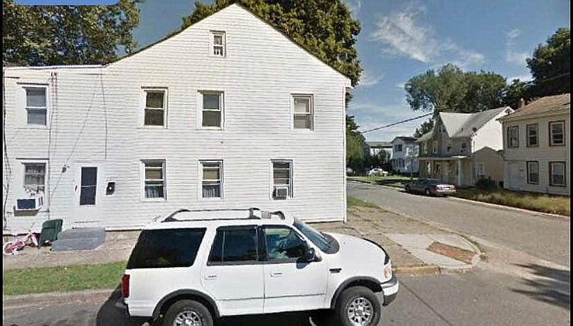 2nd image of 221 Laurel St