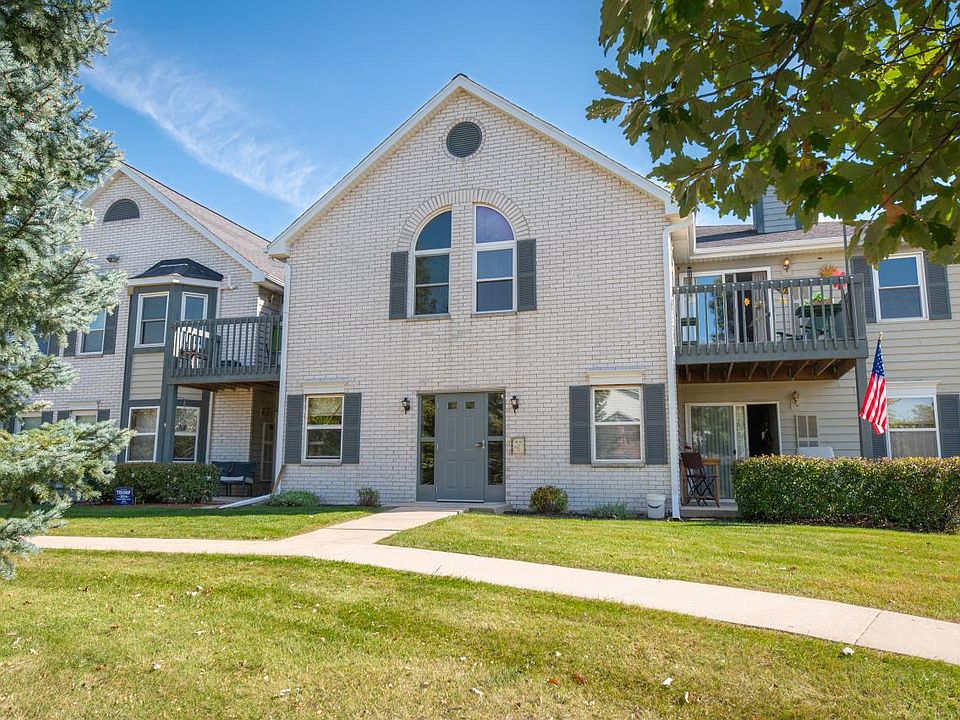 1st image of N25W24069 River Park DRIVE #9